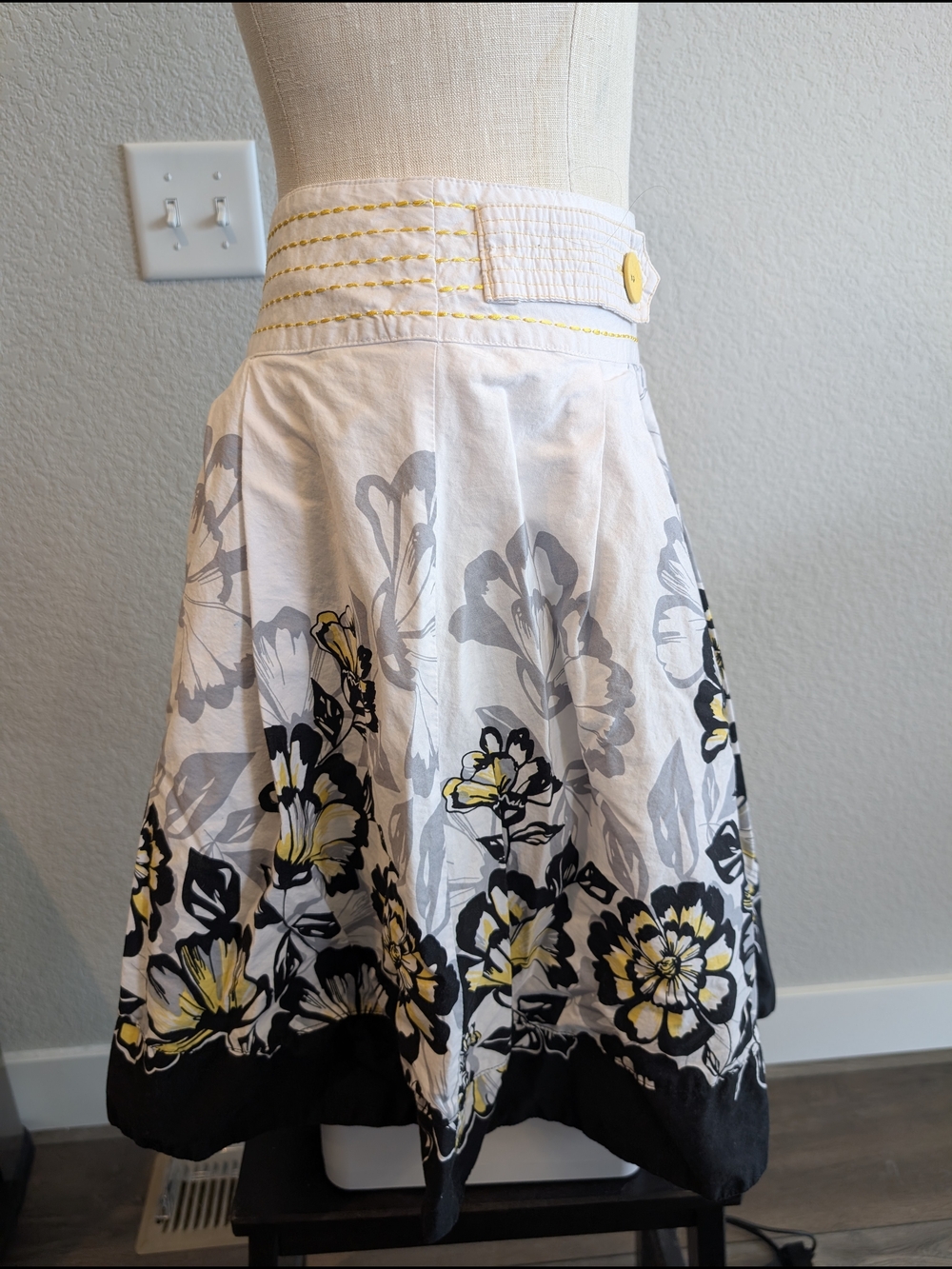 Aryeh Sz M White Floral A-Line Skirt with Yellow and Black Accents Boho - Picture 2 of 5